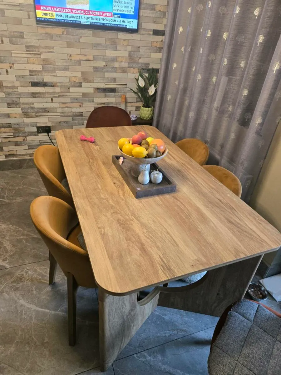Table and chairs - Image 3