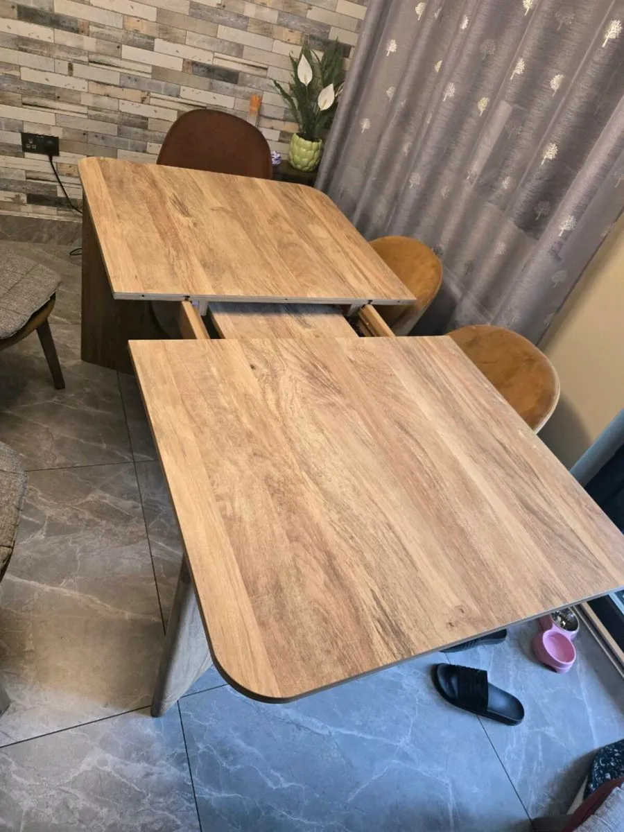 Table and chairs - Image 4