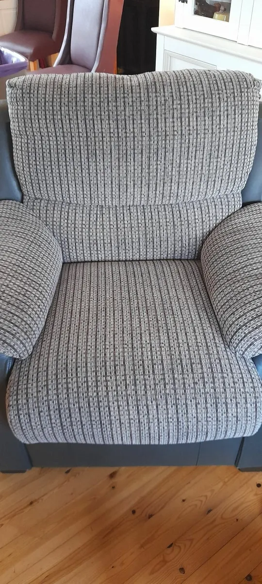 Coth Vinyl oversized Chair - Image 1
