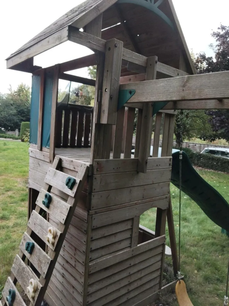 Treehouse playhouse with slide - Image 1
