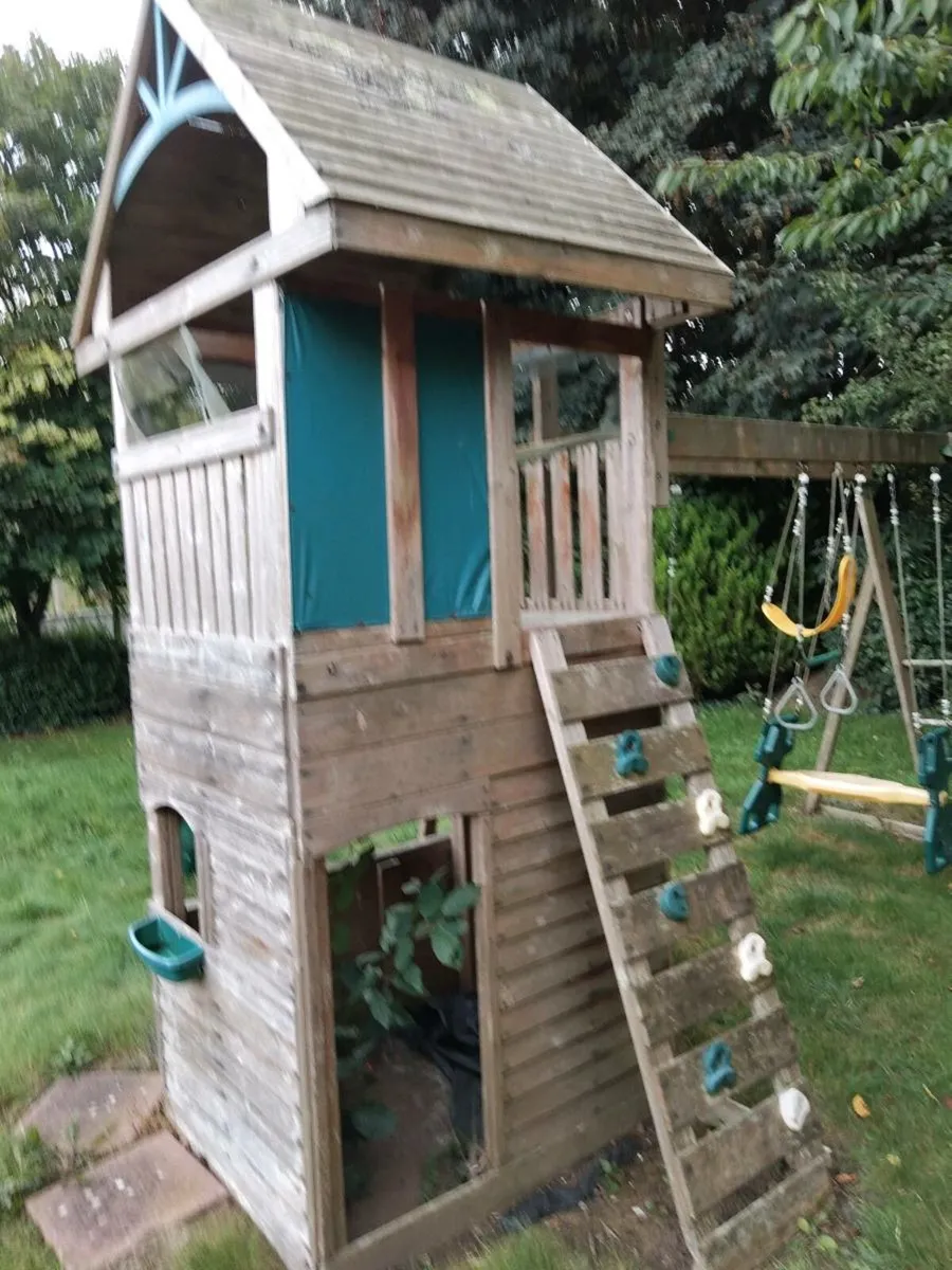 Treehouse playhouse with slide - Image 2