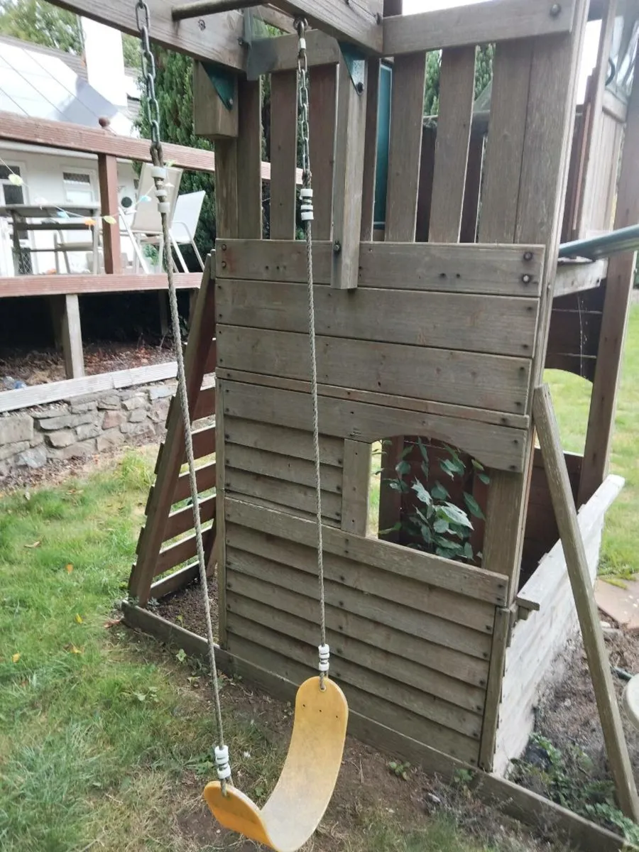 Treehouse playhouse with slide - Image 3