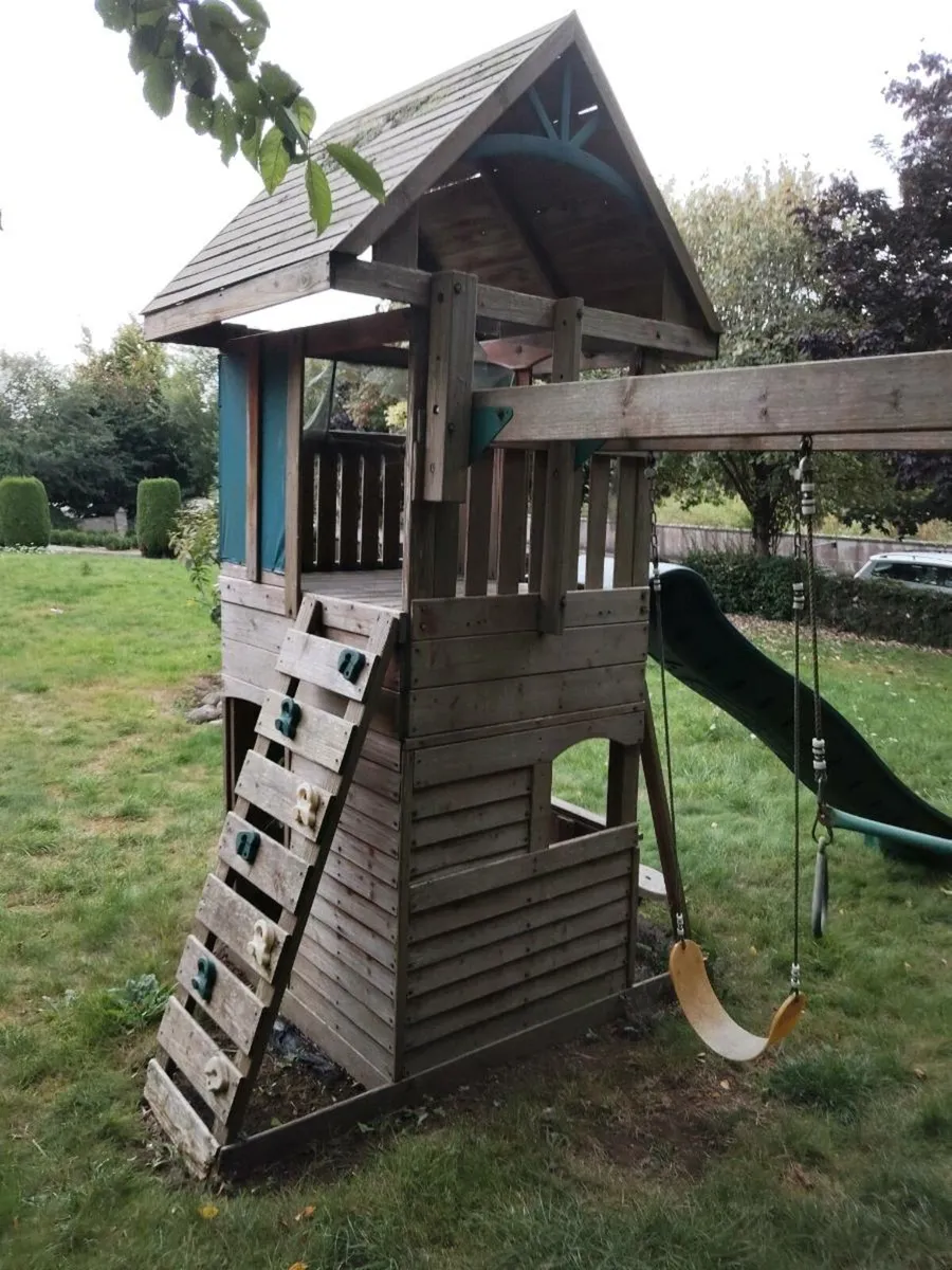 Treehouse playhouse with slide - Image 4
