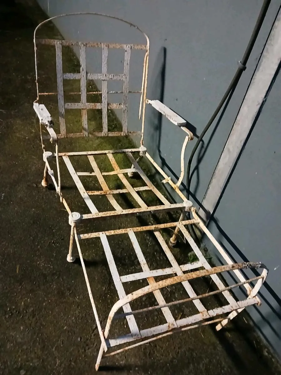 Antique lounger. - Image 2