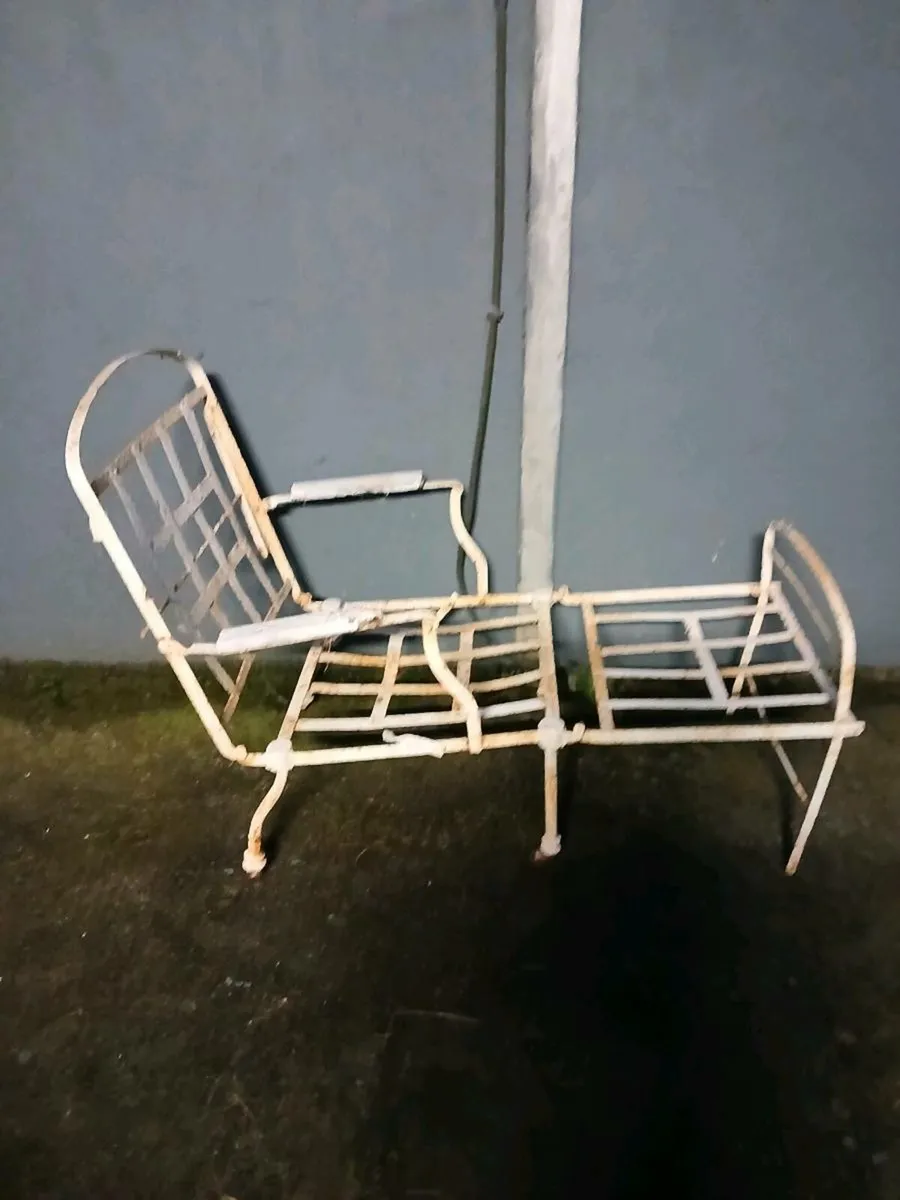 Antique lounger. - Image 1