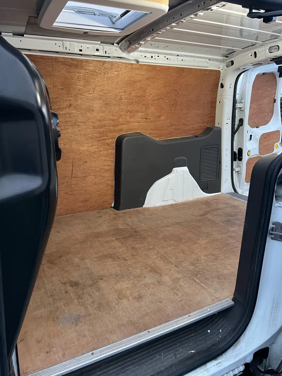 211 Ford Transit Connect long wheelbase 77950km - Image 4