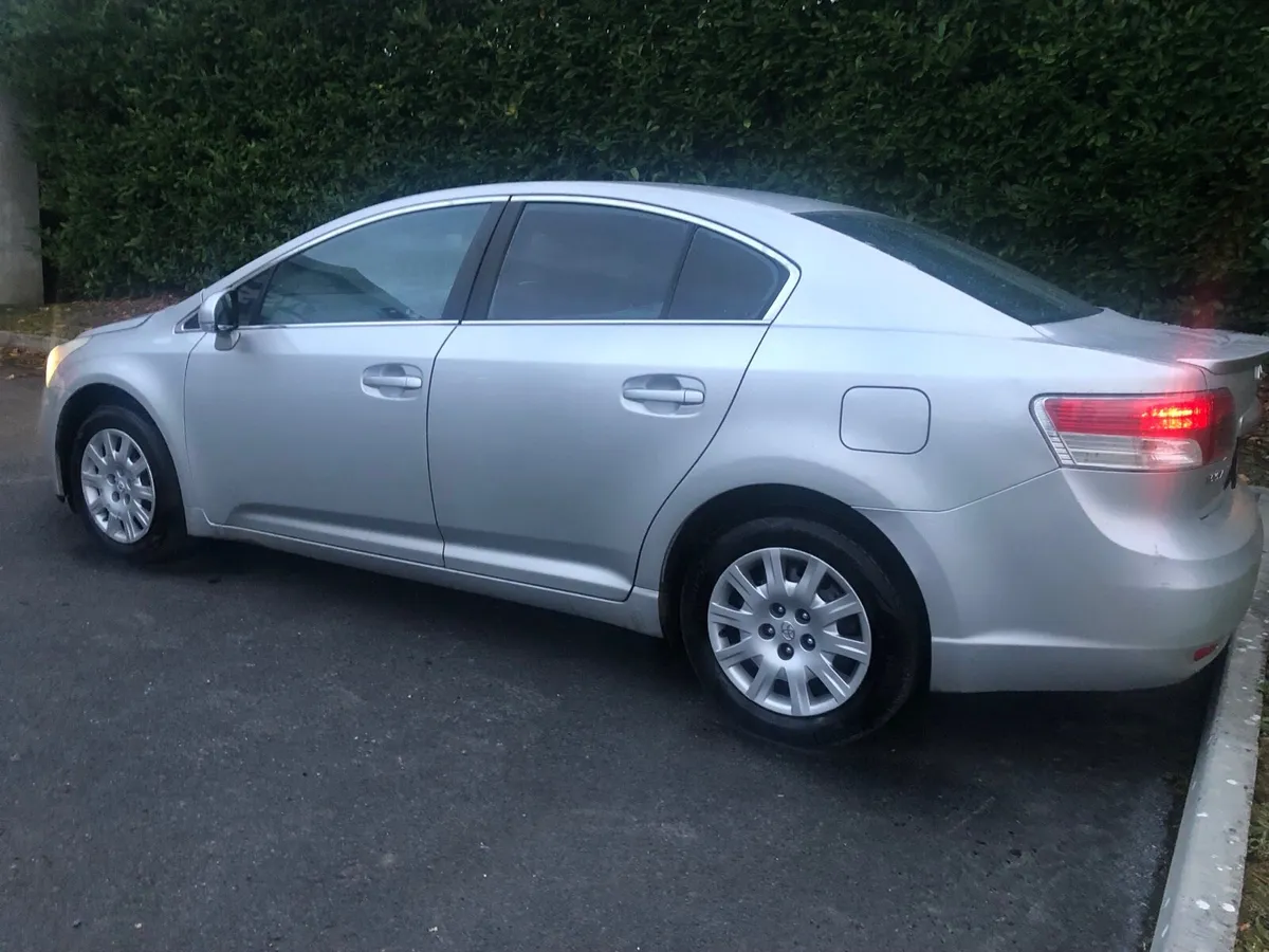 T O Y O T A - AVENSIS- LAUNA TOP OF THE RANGE - Image 2