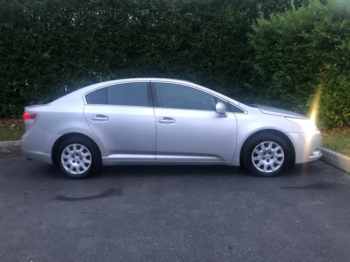 T O Y O T A - AVENSIS- LAUNA TOP OF THE RANGE - Image 3