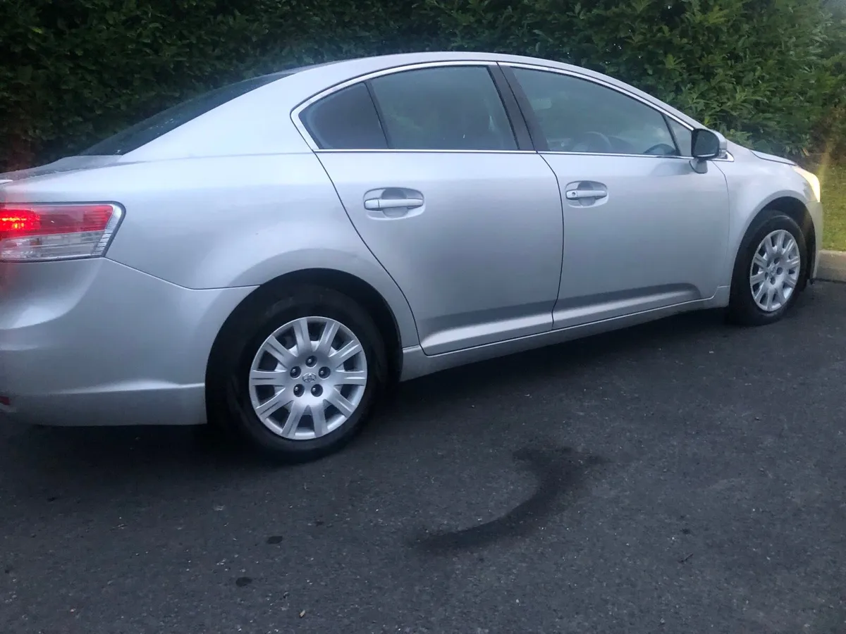 T O Y O T A - AVENSIS- LAUNA TOP OF THE RANGE - Image 4