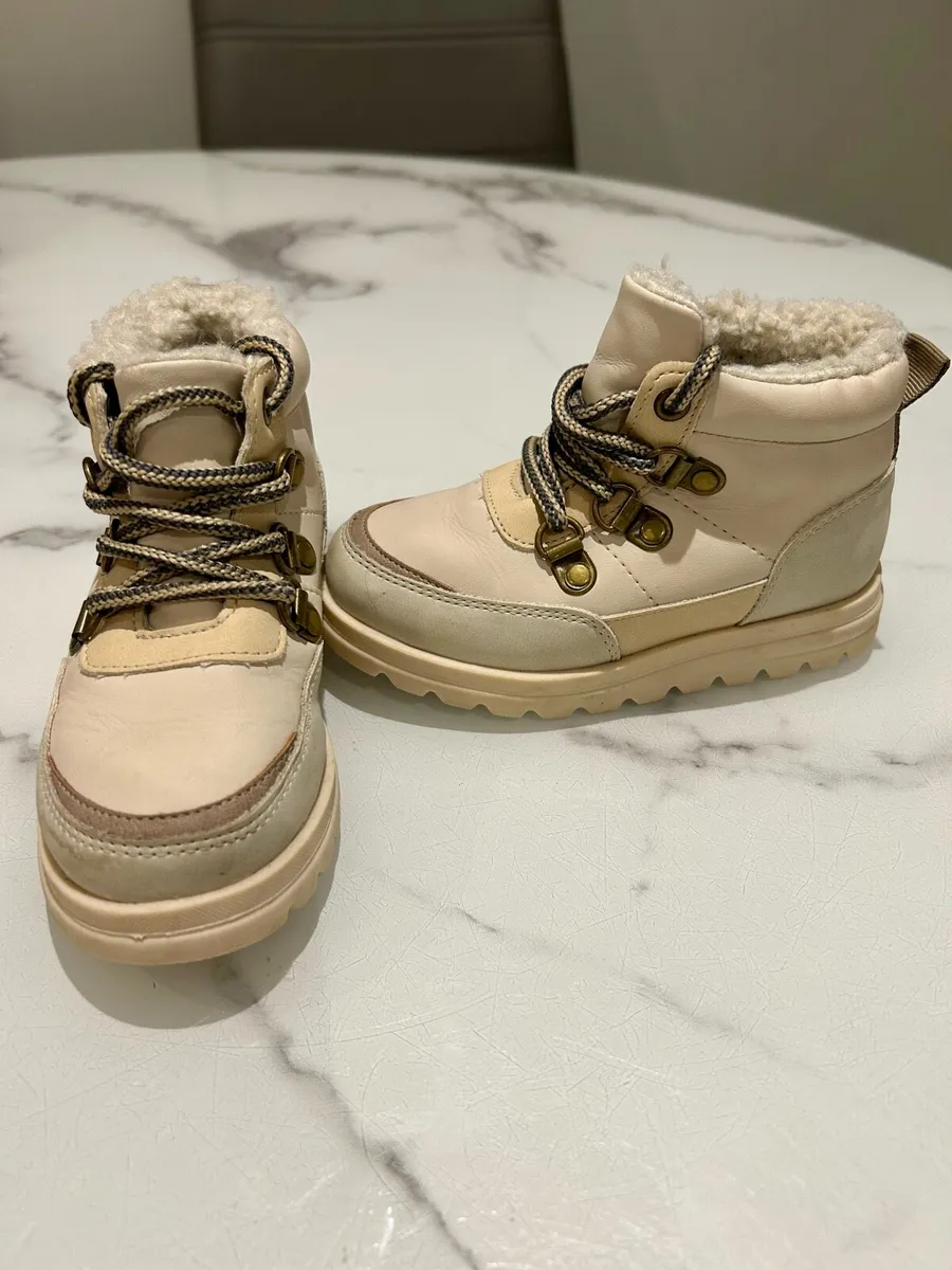 Girl snow boots size 7 - Image 2