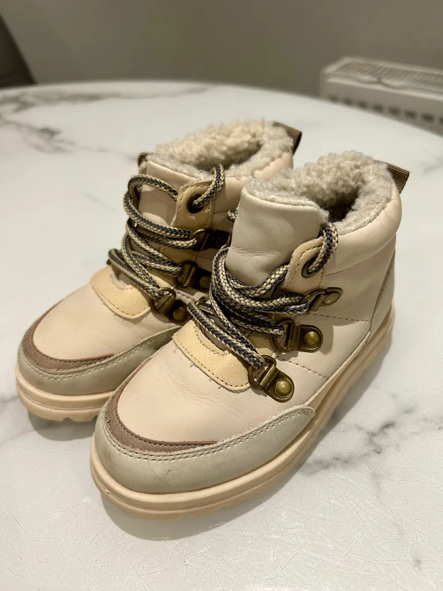 Girl snow boots size 7 - Image 1