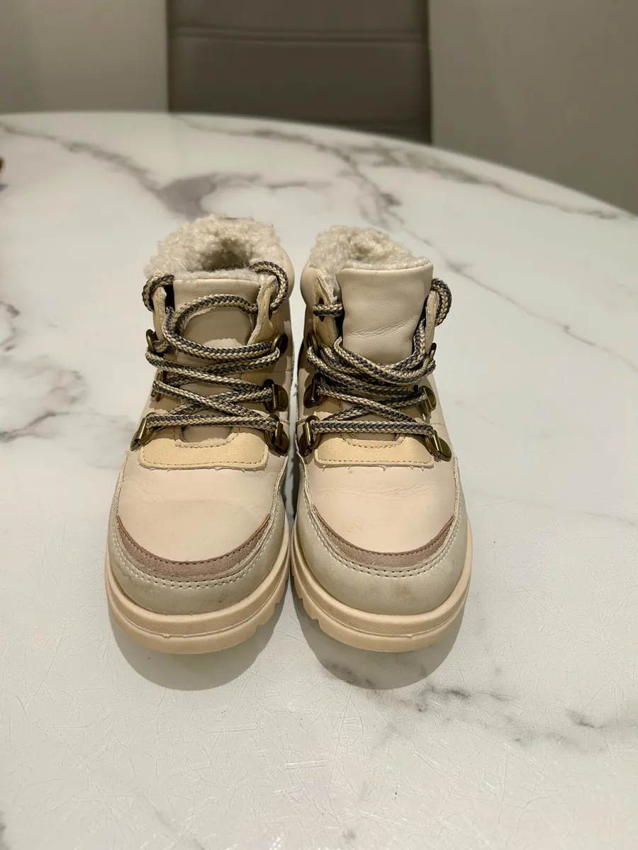 Girl snow boots size 7 - Image 3