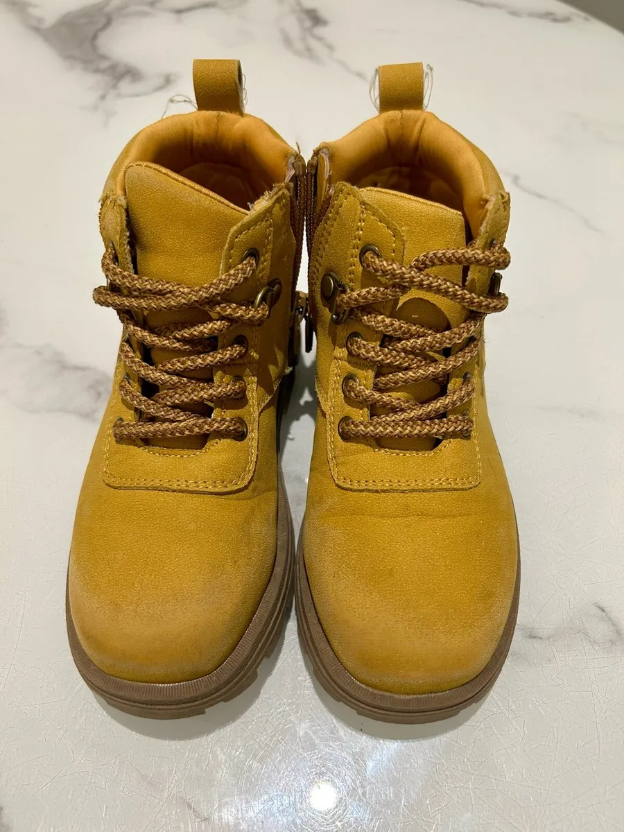 Boys boots - Image 1