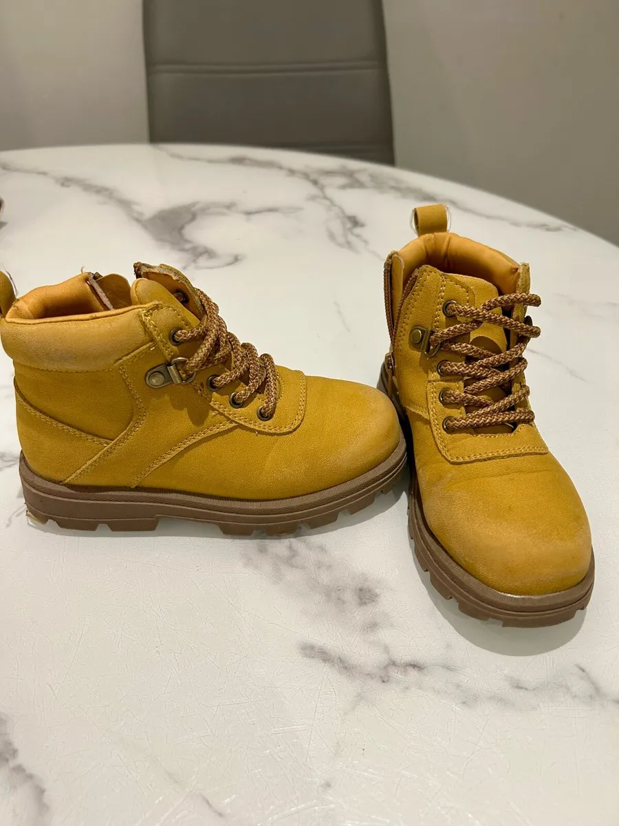 Boys boots - Image 2