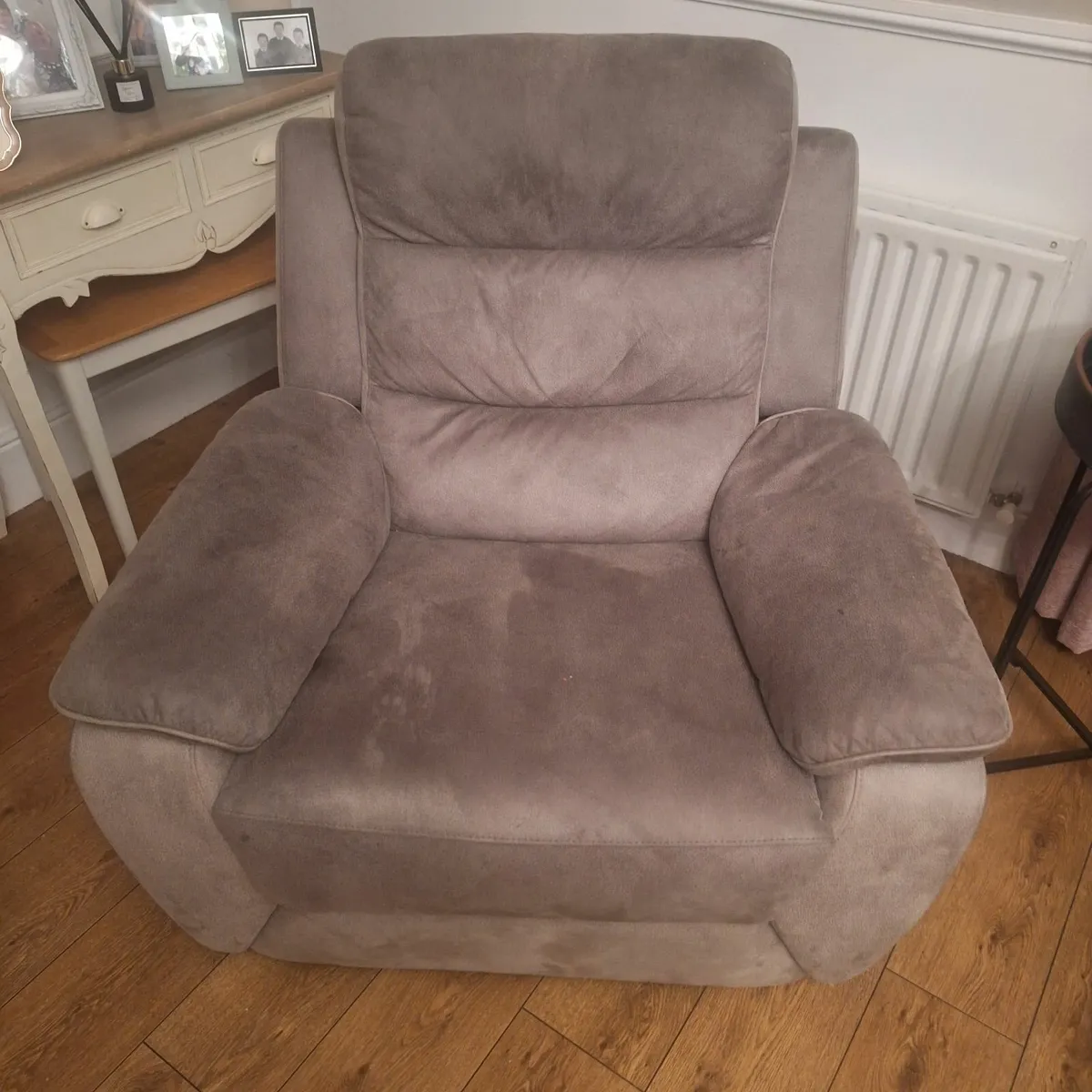 3-2-1 reclining suite - Image 2