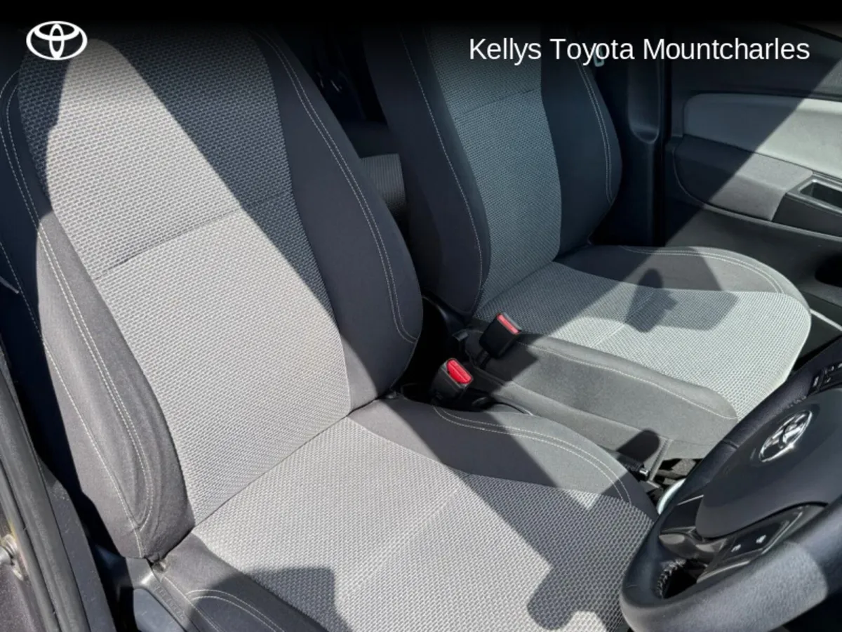 Toyota Yaris YARIS HYBRID MC - Image 2