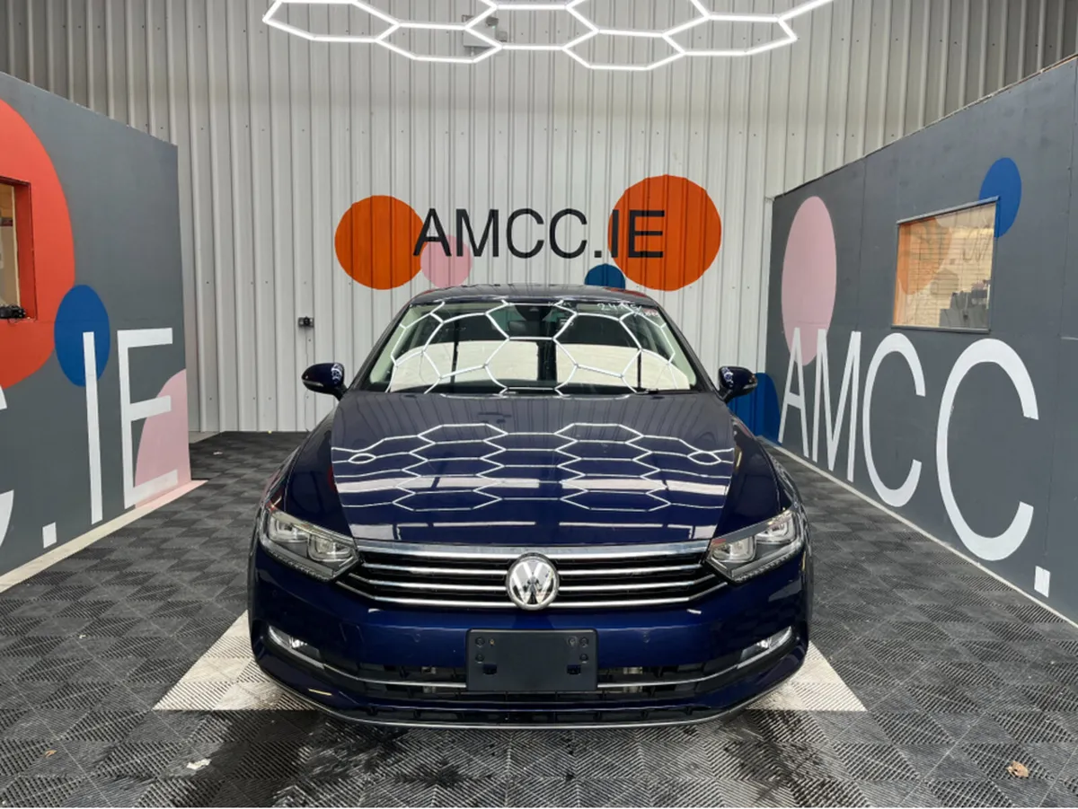 Volkswagen Passat 2.0 TDI ELEGANCE LINE / 48k KMs - Image 2