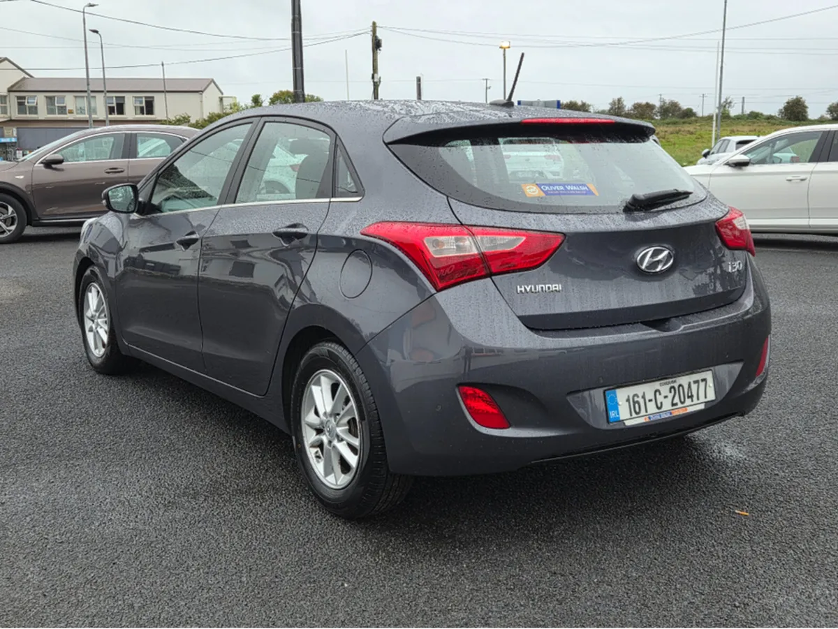 Hyundai i30 SE NAV BLUE DRIVE 110 5DR 110PS - Image 2
