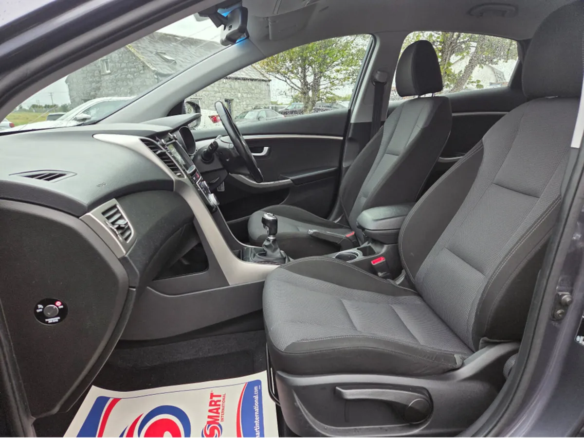 Hyundai i30 SE NAV BLUE DRIVE 110 5DR 110PS - Image 4