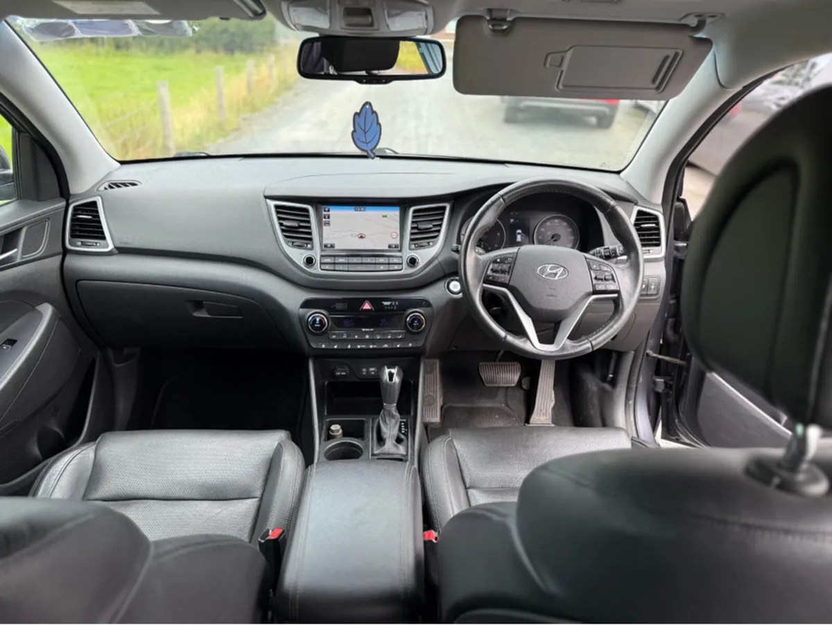 Hyundai Tucson 1.7 PREMIUM SE BLD 141PS 5 5DR AUTO - Image 2