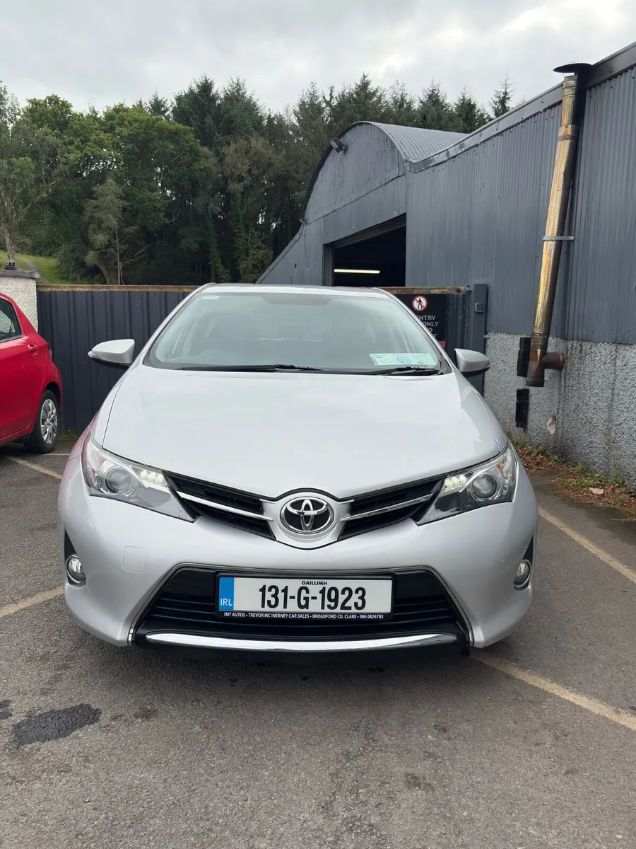 Toyota Auris 2013 - Image 2