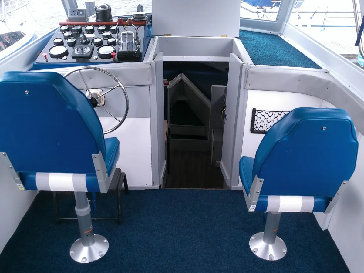 Cobra 33 twin Diesel motor cruiser. - Image 2