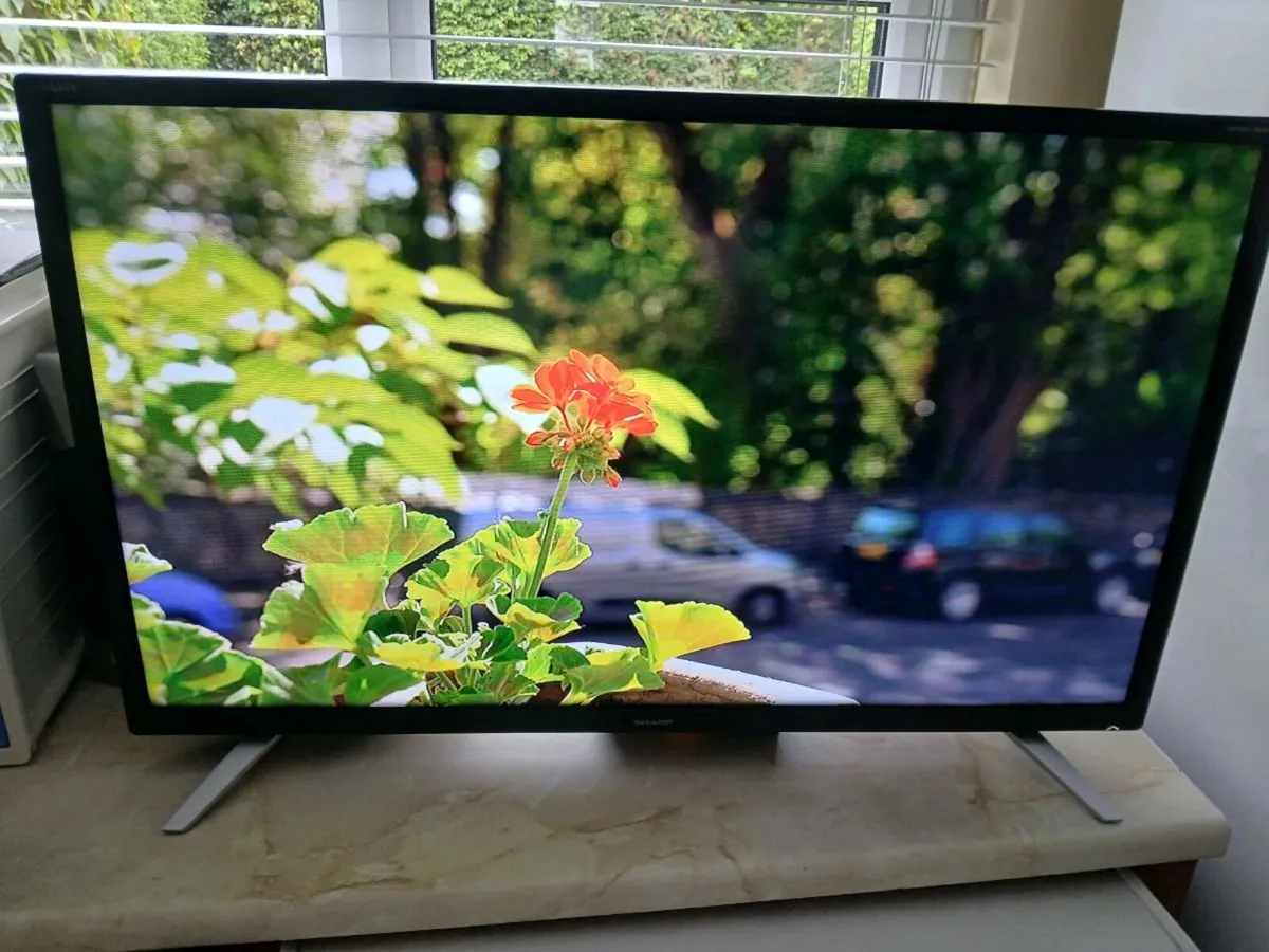 Sharp 32 inch Smart borderless tv - Image 2