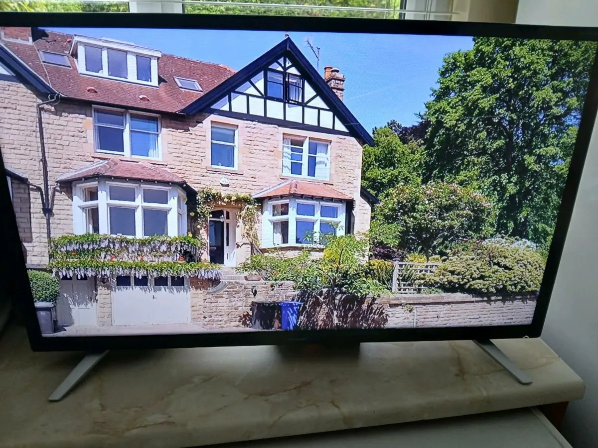 Sharp 32 inch Smart borderless tv - Image 3