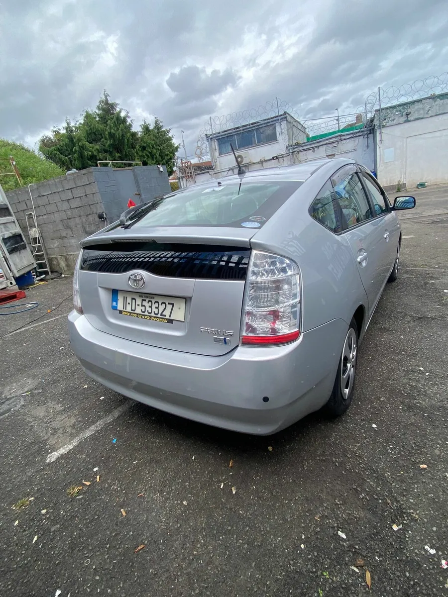 Toyota prius 2011 - Image 2