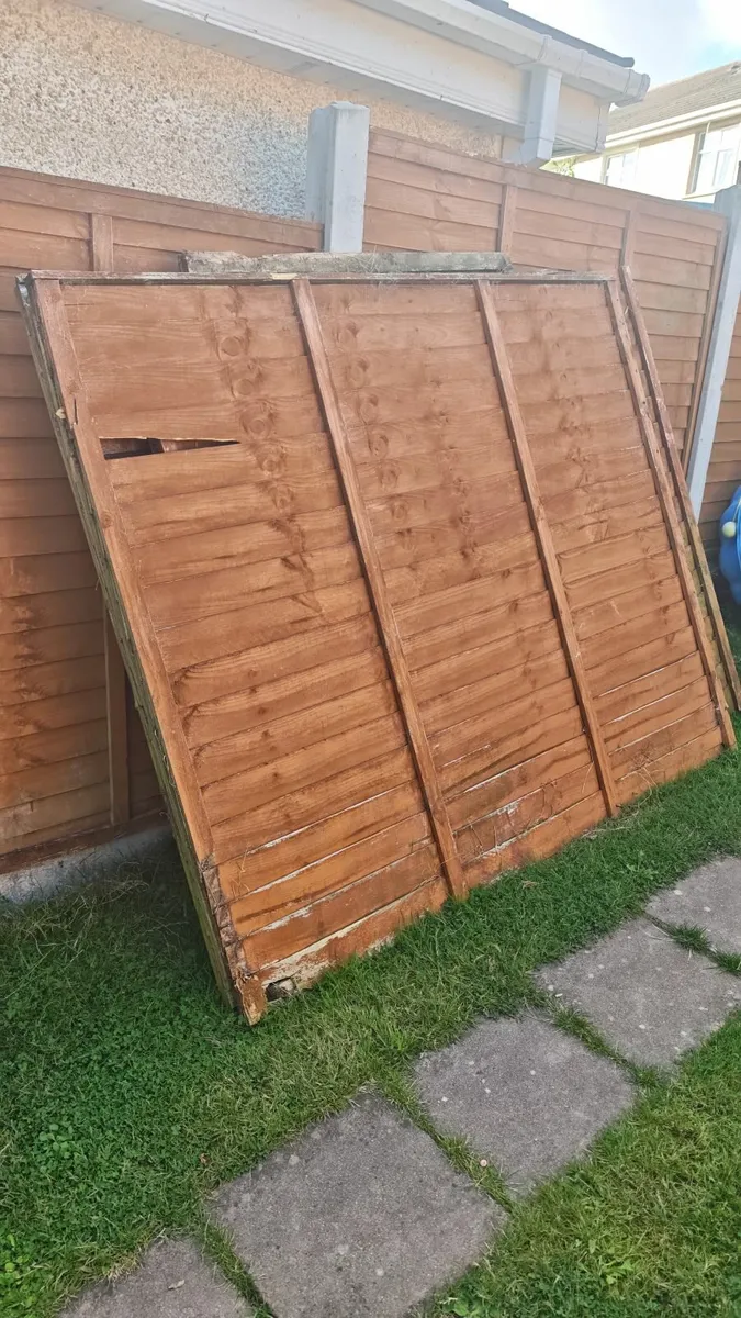 FREE FENCING AND PALLET - Image 2