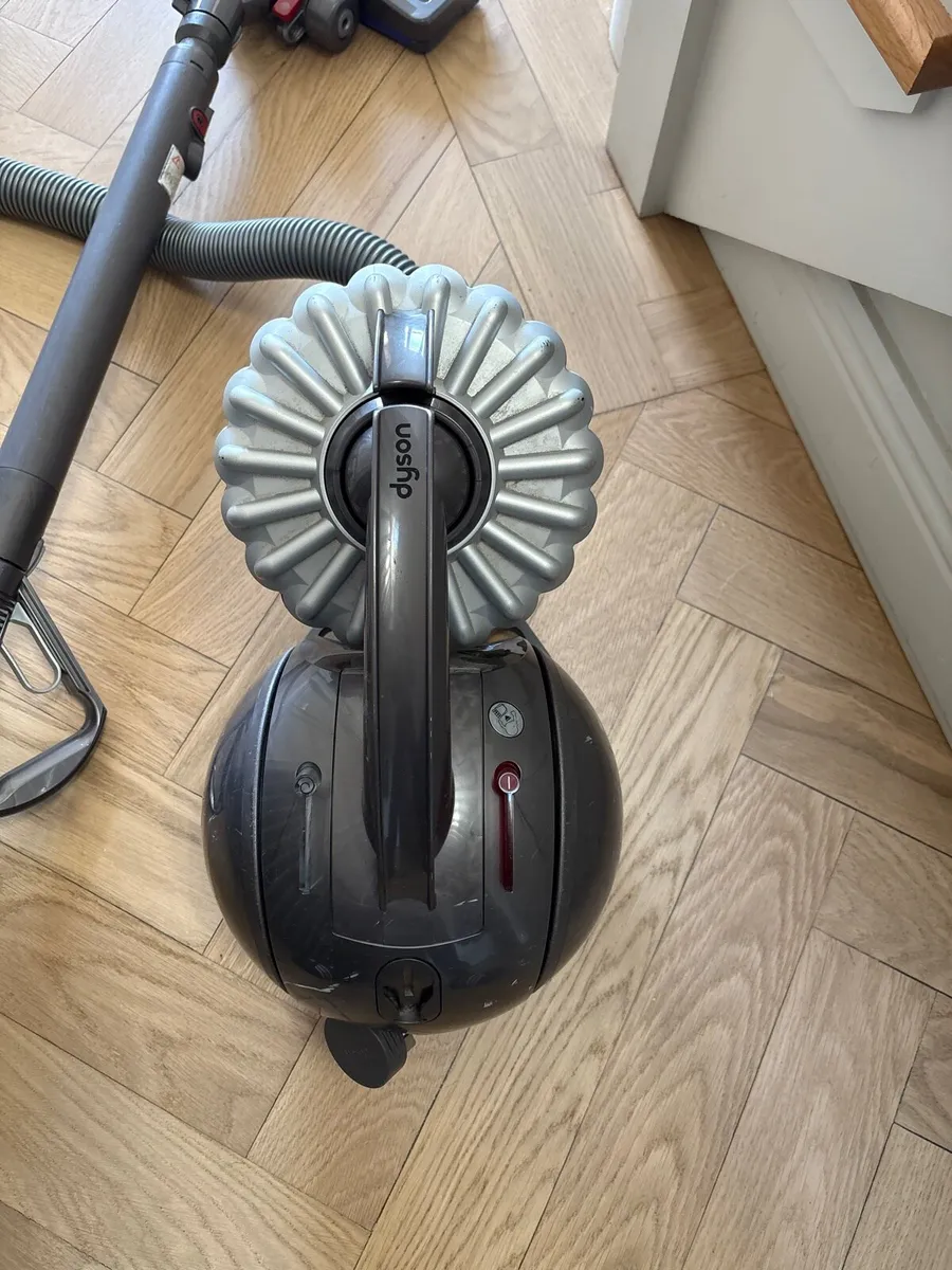 Dyson animal vacuum cleaner for sale - Image 4