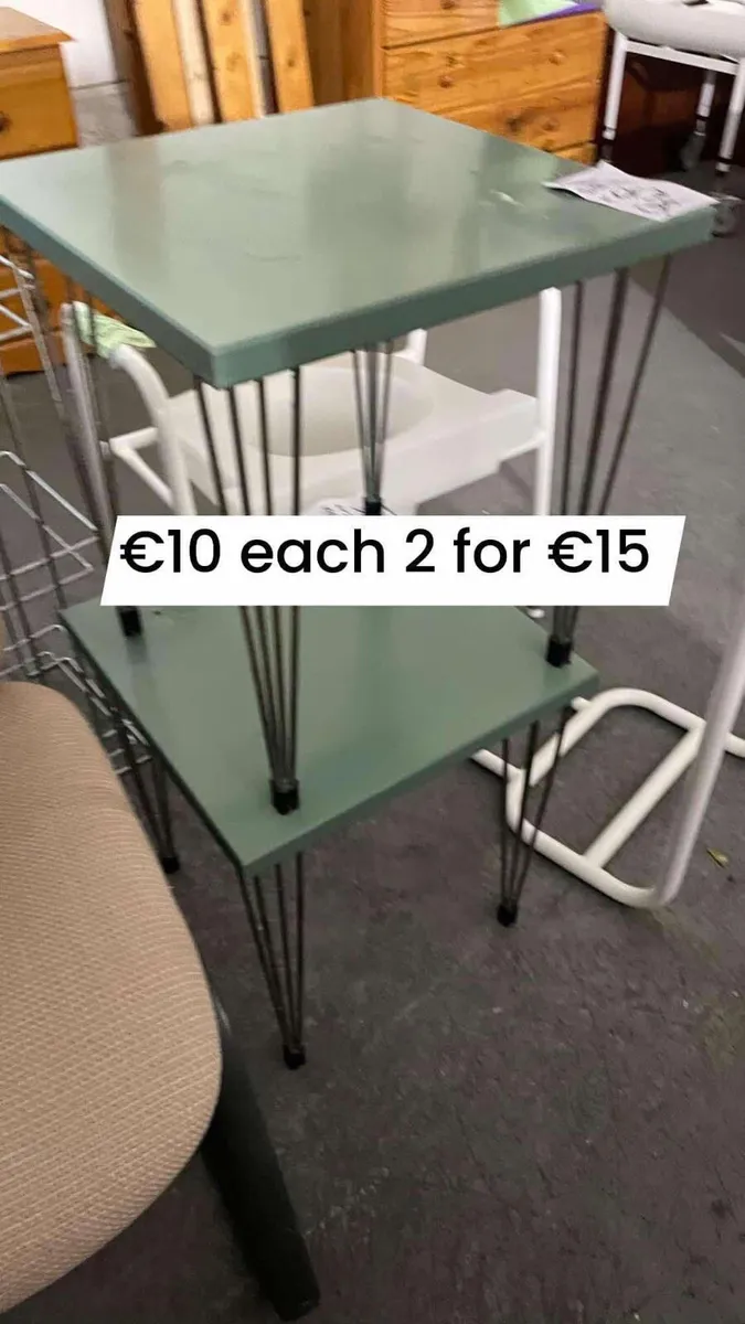 2 matching side tables - Image 1
