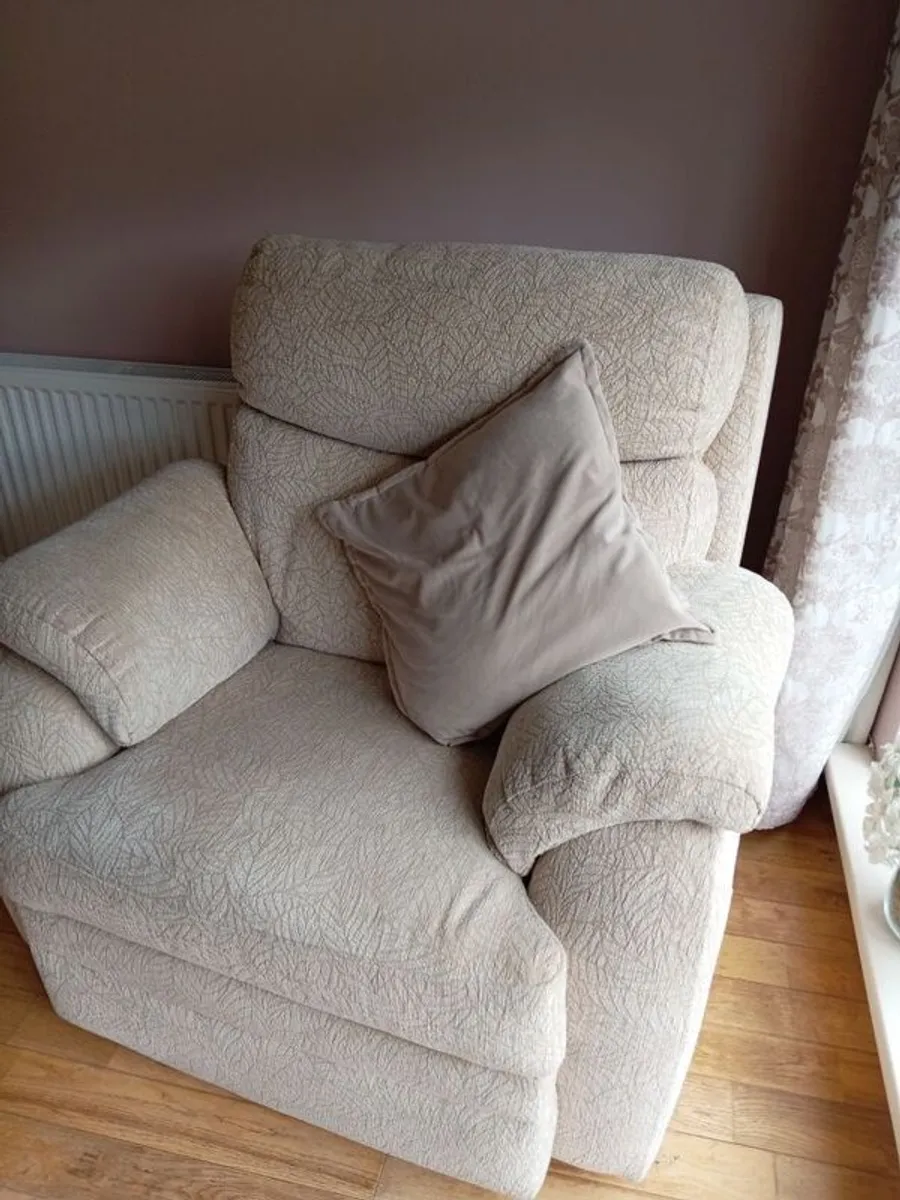 3 Piece Suite of Furniture - Image 4