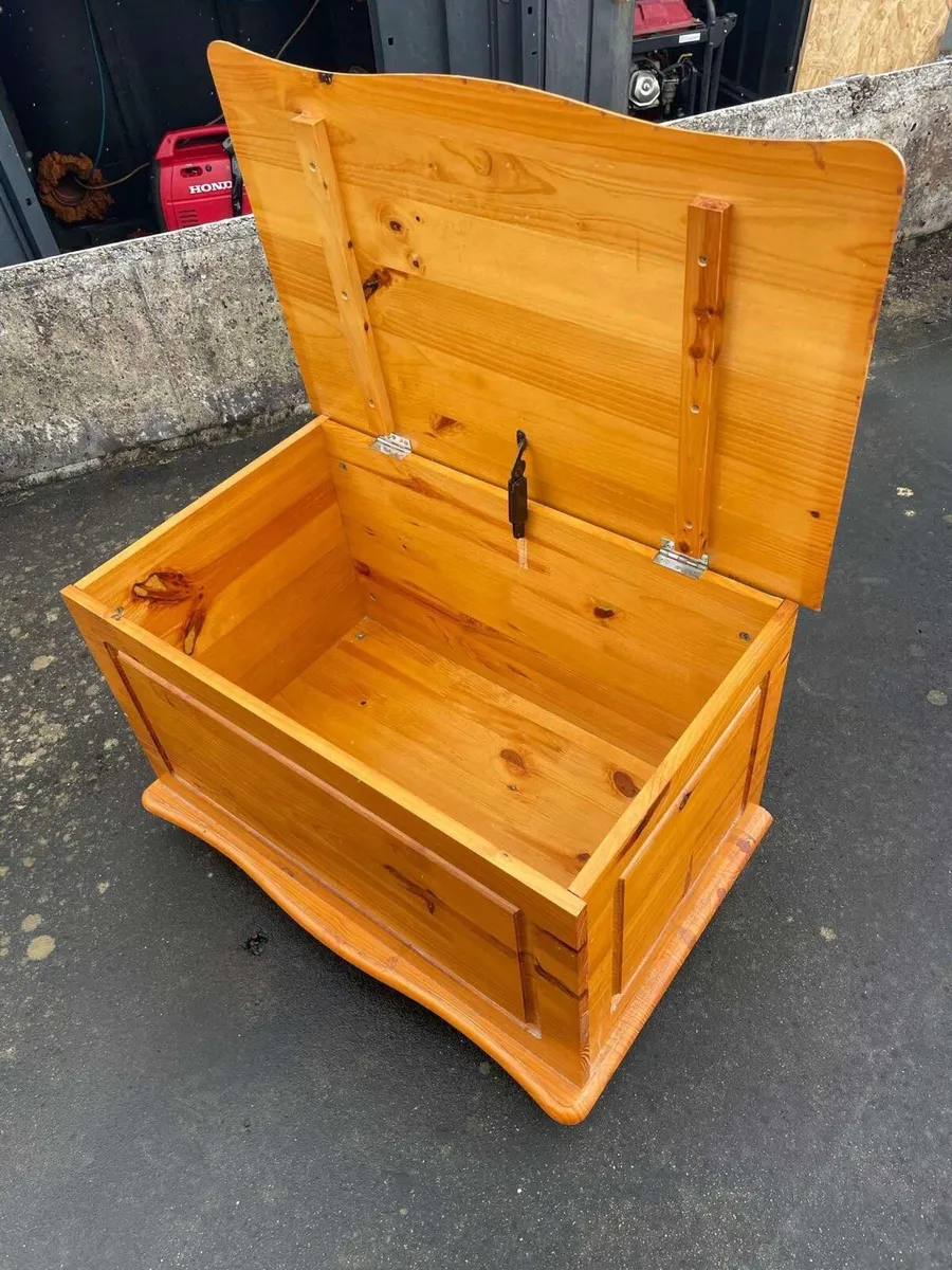 Pine blanket box - Image 2