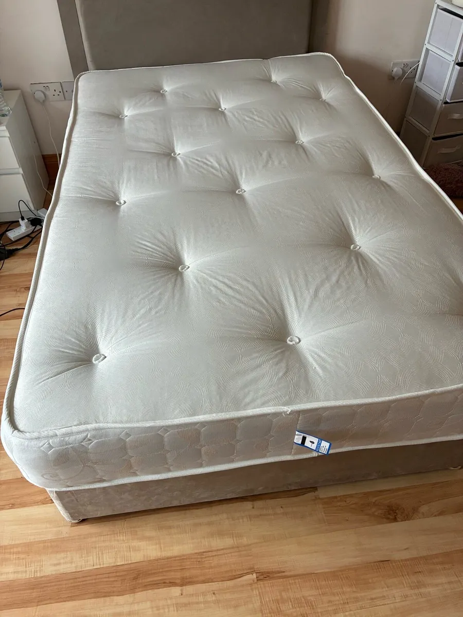 Small double divan with headboard - Image 1