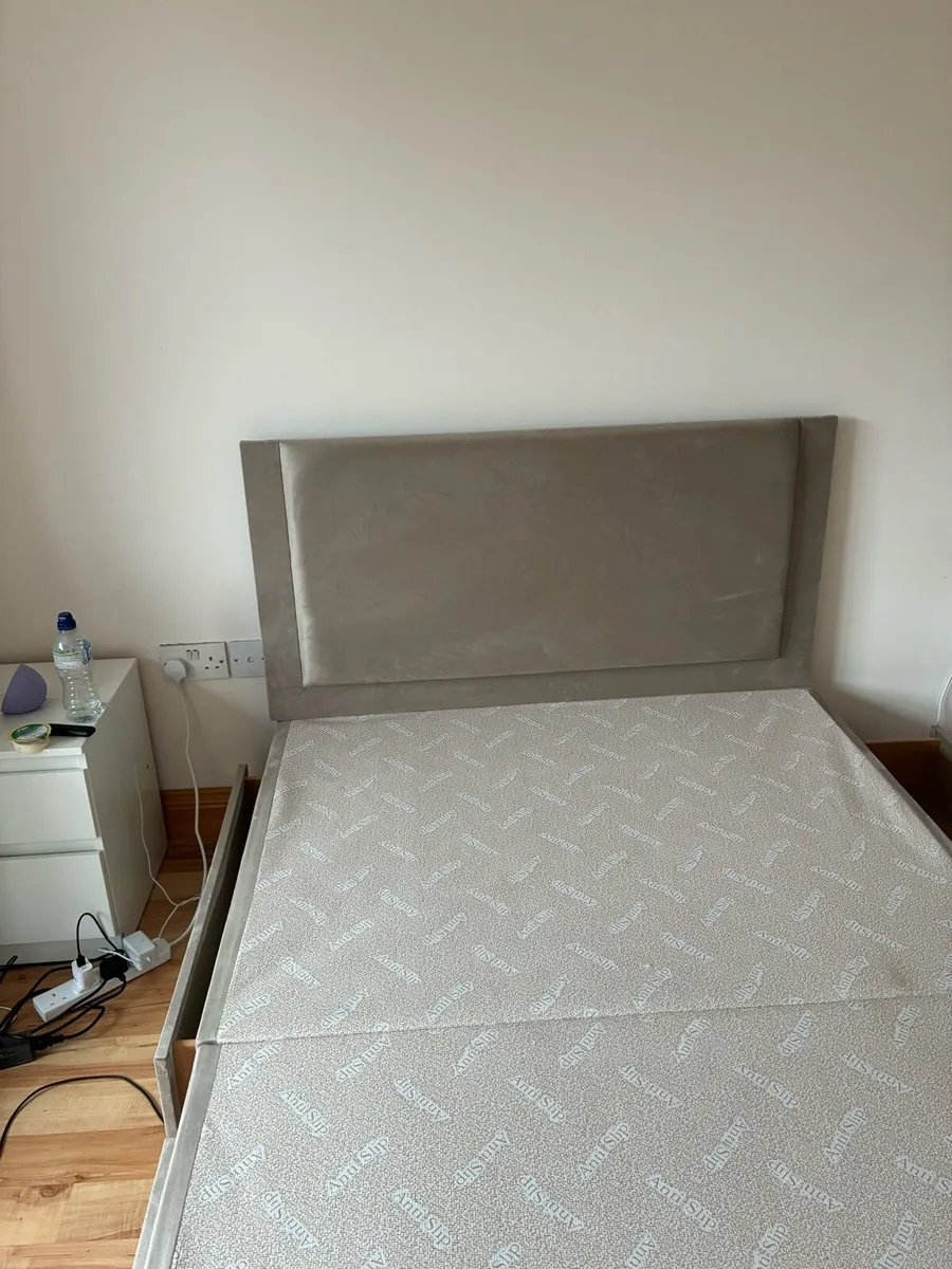 Small double divan with headboard - Image 3