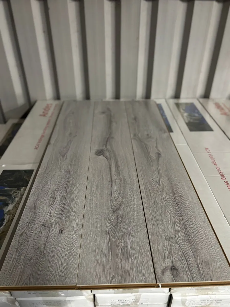 Brand new laminate flooring - Image 3