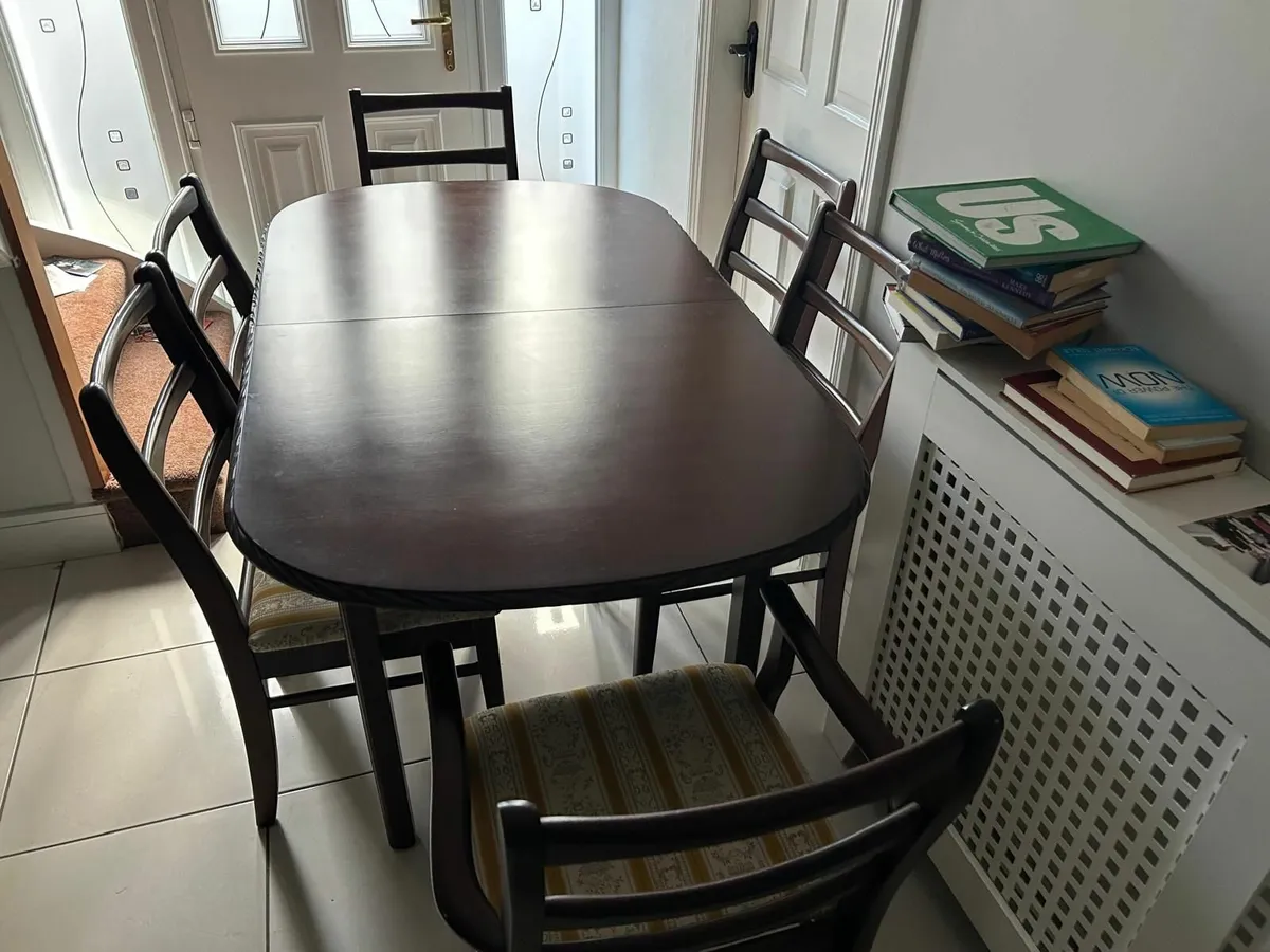 Table and chairs - Image 3