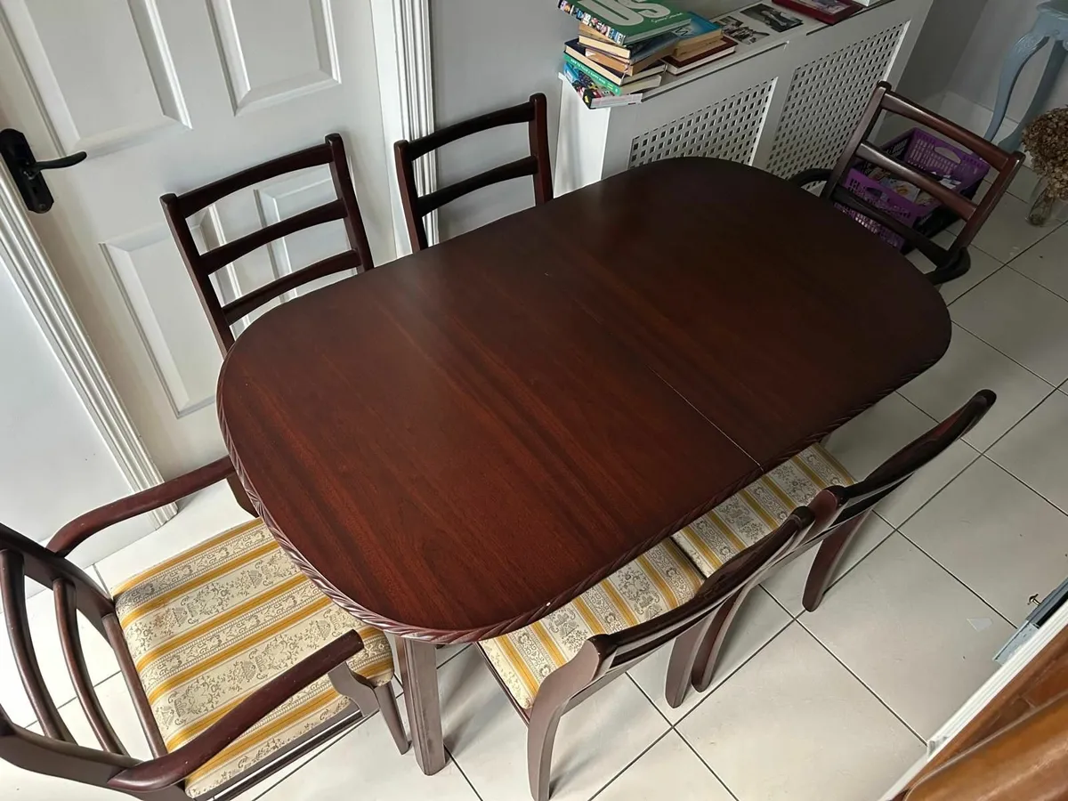 Table and chairs - Image 4