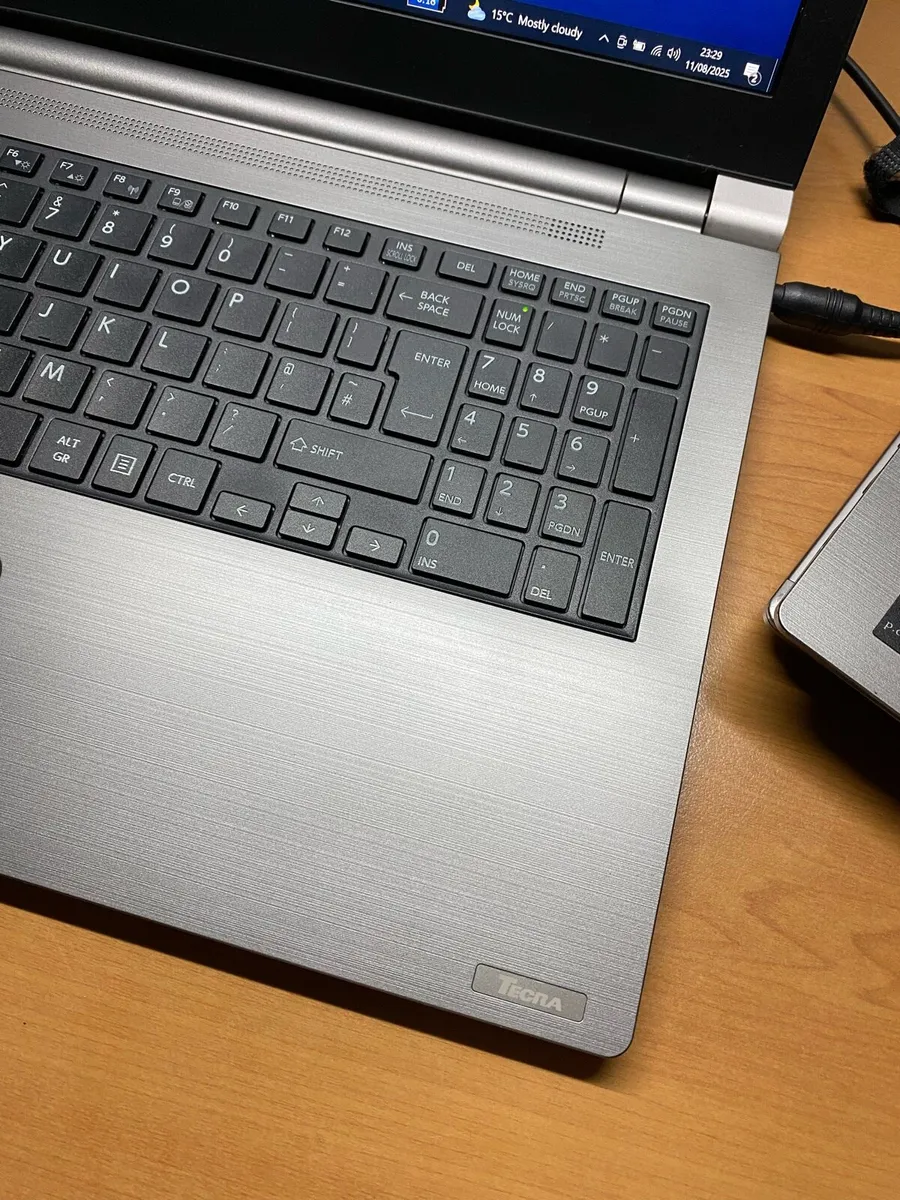 Toshiba Laptop i7 16-256 win 10 - Image 2
