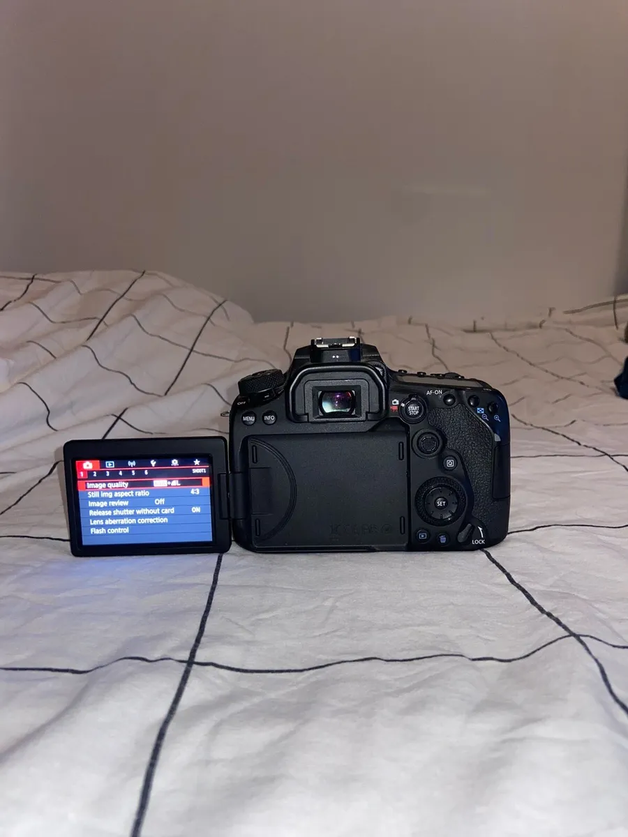 Canon 90D + 18-135mm Lens & Accessories - Image 4