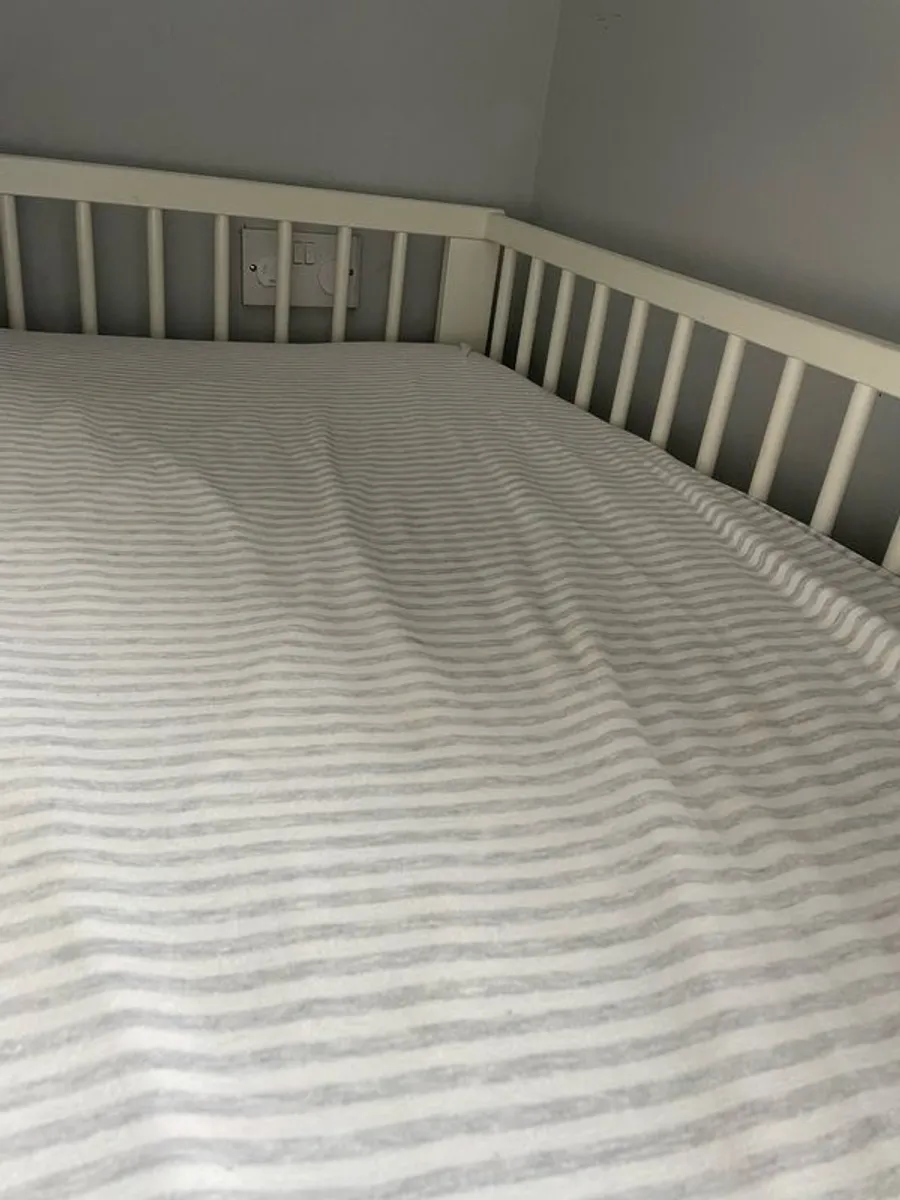 toddler bed - Image 1