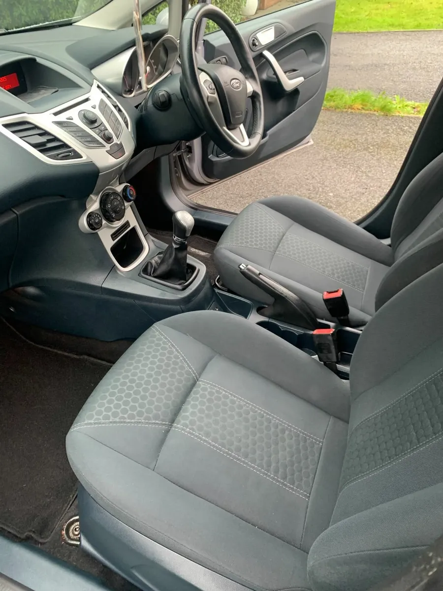 Ford Fiesta 2013 - Image 2