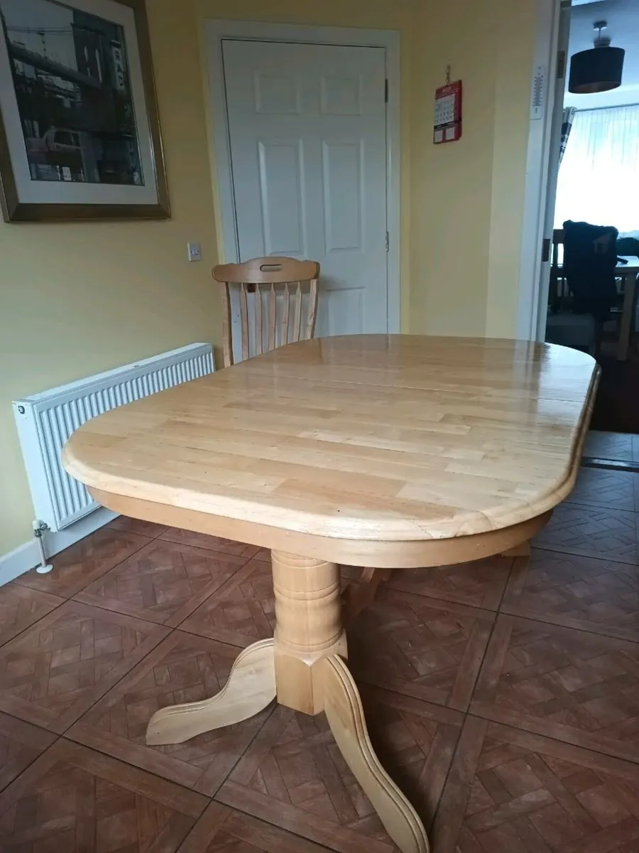 Table and chairs - Image 1