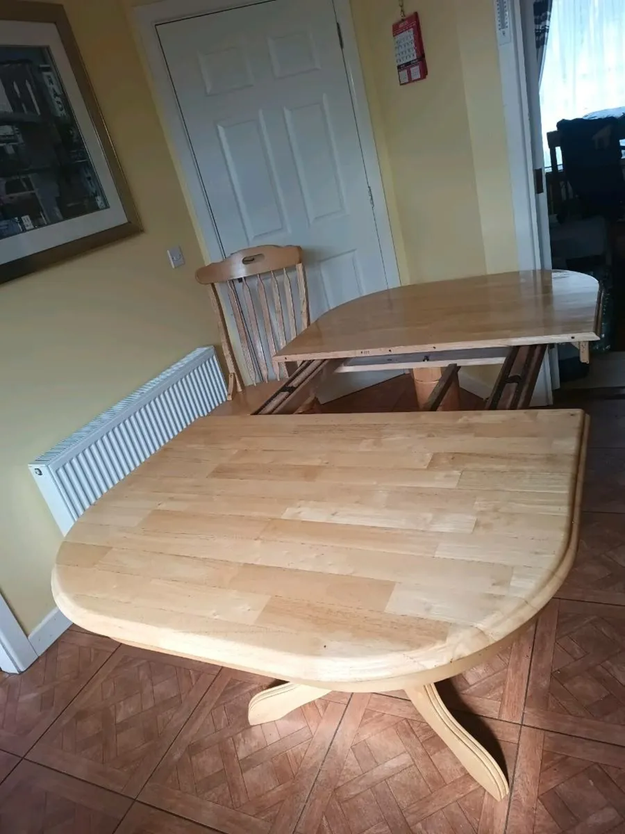 Table and chairs - Image 2