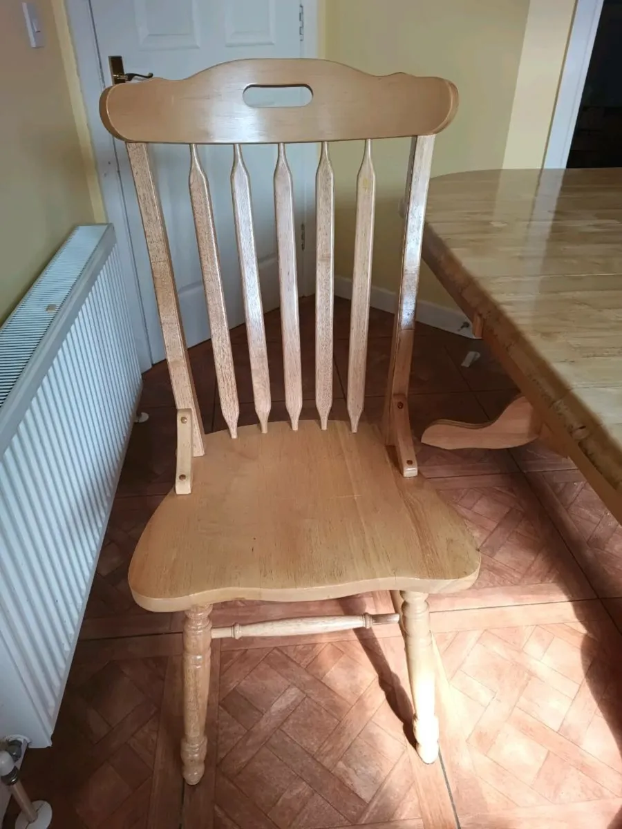 Table and chairs - Image 3