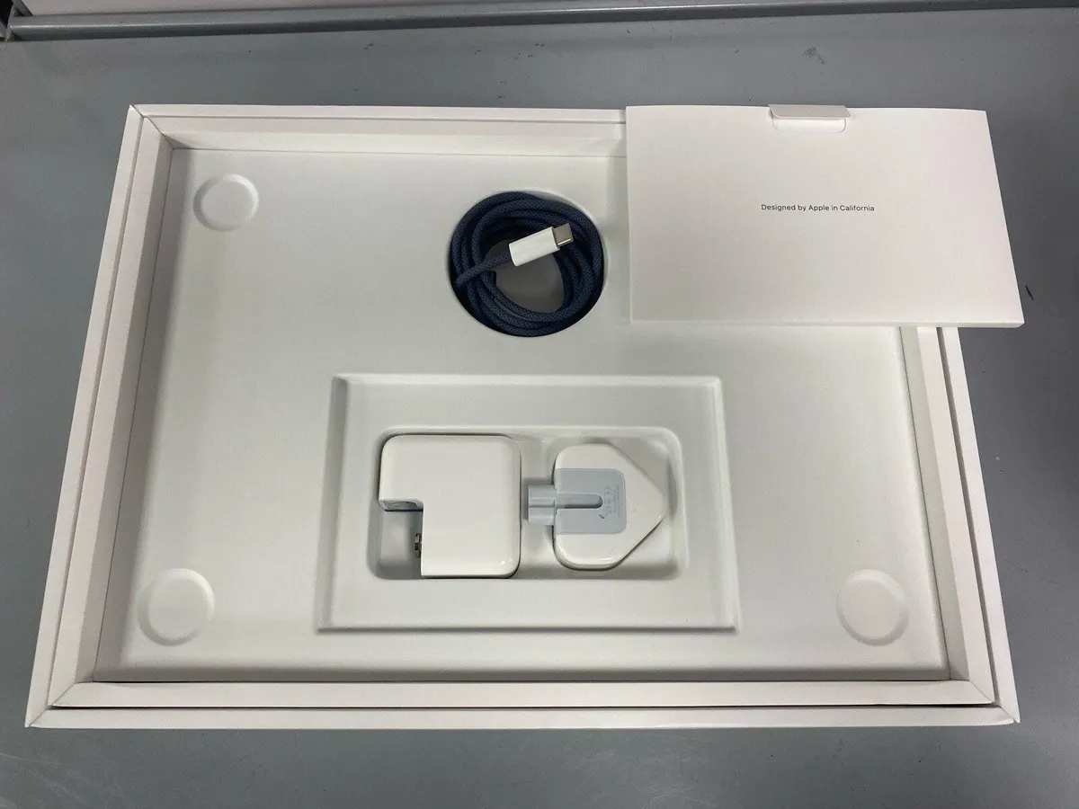 MacBook Air M2 13 Inch A2681 Boxed - Image 4