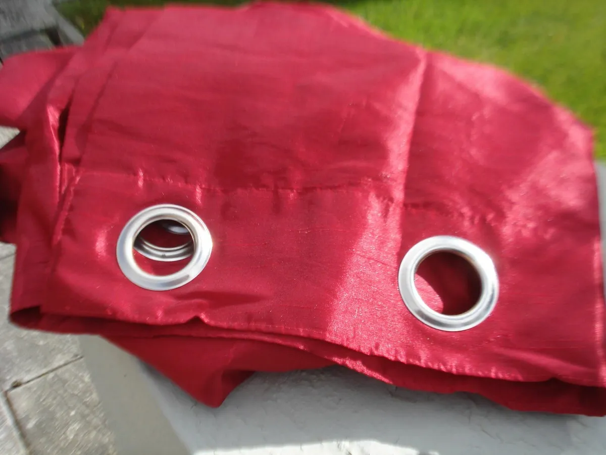 2 PAIRS EYELET  (4 CURTAINS) RED. 62 x 72 INCHES. - Image 3