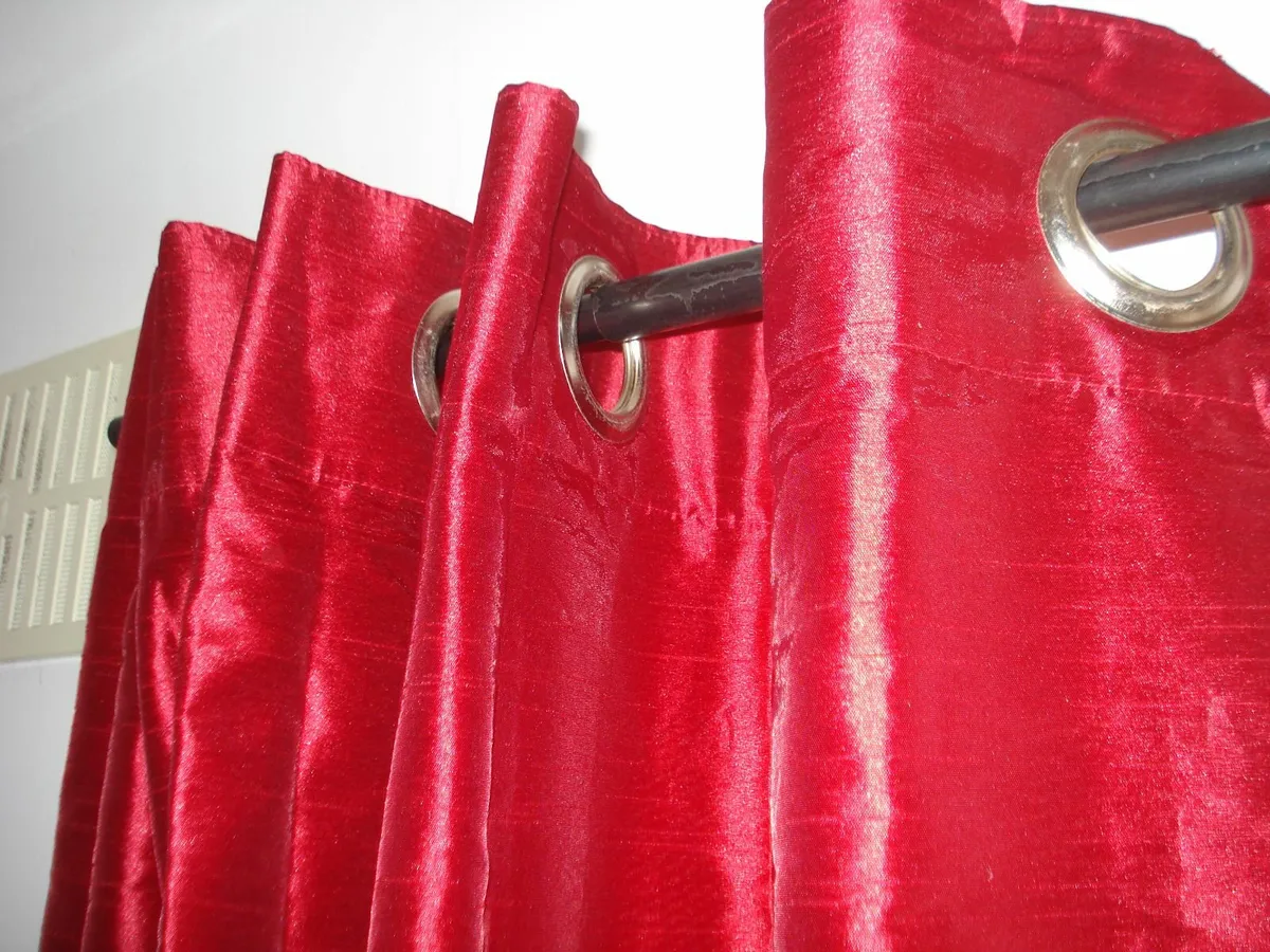 2 PAIRS EYELET  (4 CURTAINS) RED. 62 x 72 INCHES. - Image 1