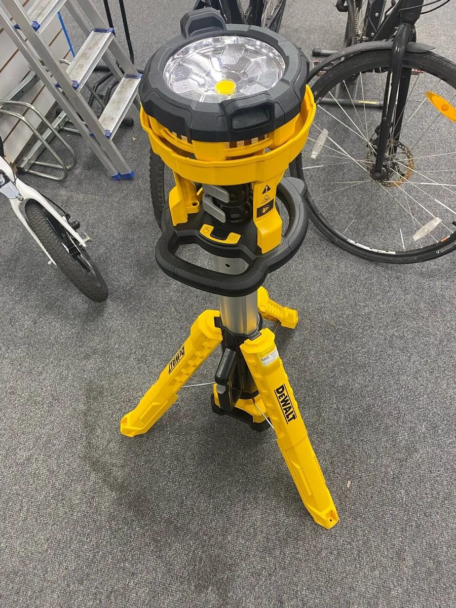 Dewalt DCL079 Cordless Tripod Light - Image 1
